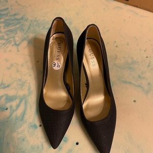 Guess pumps